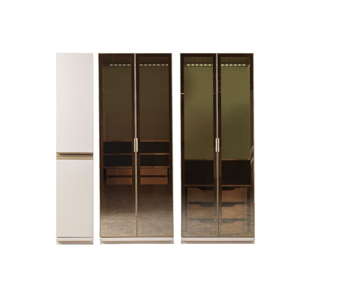 Eylül Kleiderschrank
