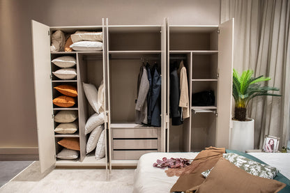 Latte Kleiderschrank